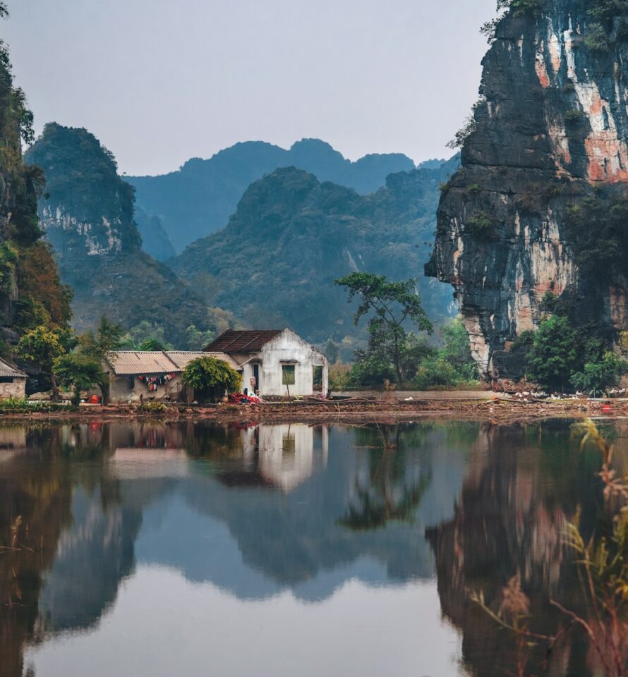 maison refletée par lac milieu coline Vietnam