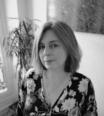 Travel designer Contrastes Carole femme cinquanternaire brune souriante photo prise dans agence