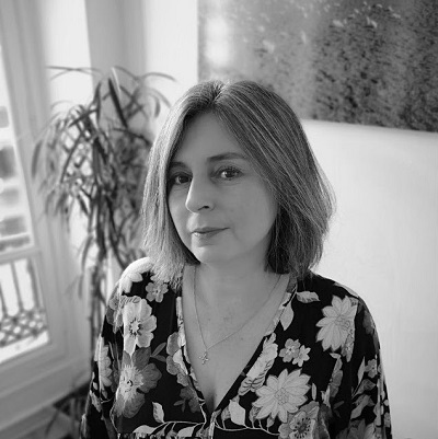 Travel designer Contrastes Carole femme cinquanternaire brune souriante photo prise dans agence