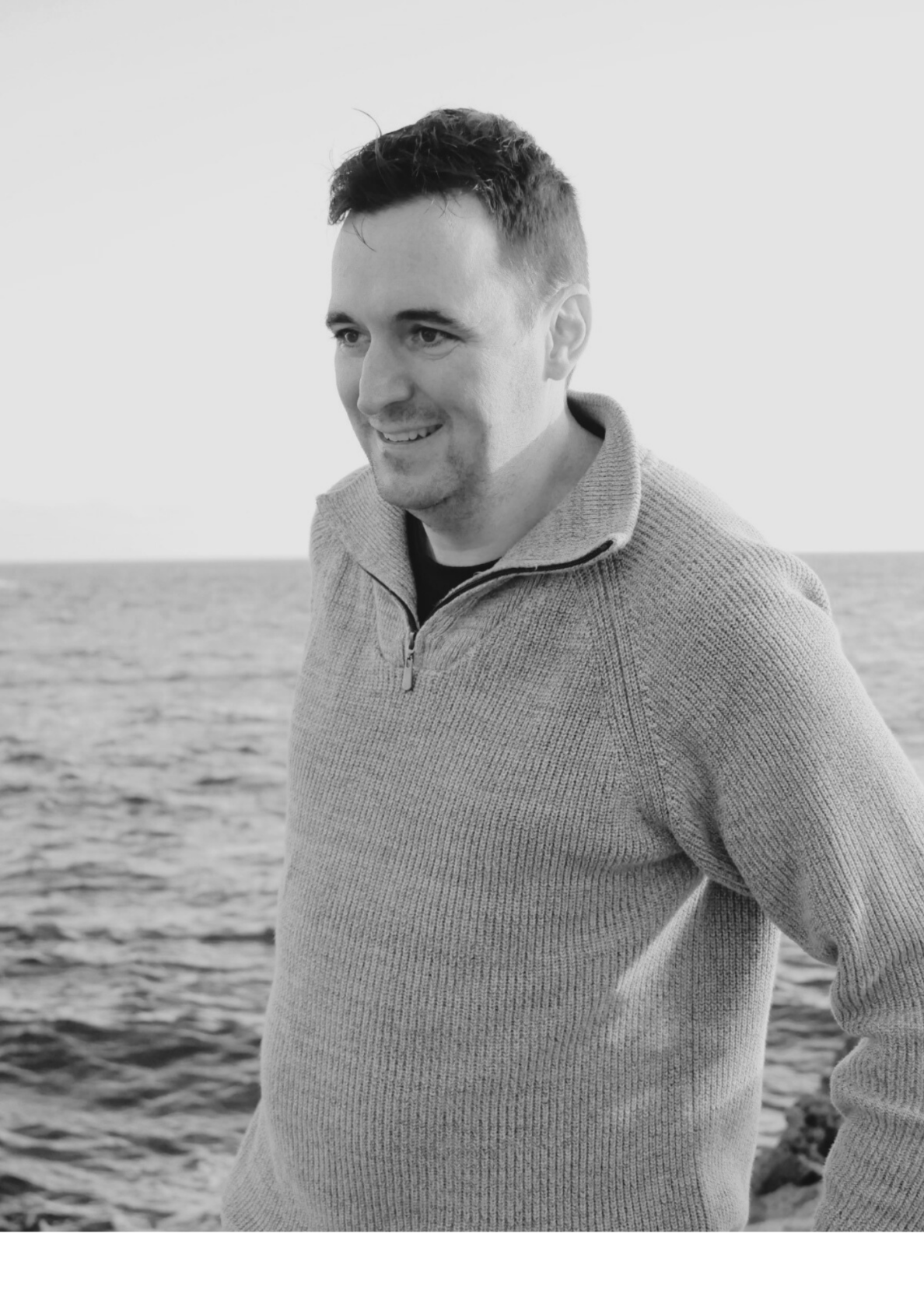 Travel designer Contrastes Homme brun quarantenaire mer en fond, souriant,