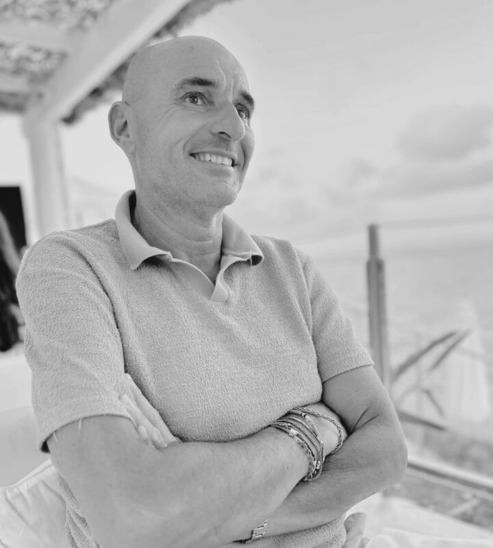 Jeff travel designer et directeur associé contrastes prise portait homme soixante ans chauve sourrirant