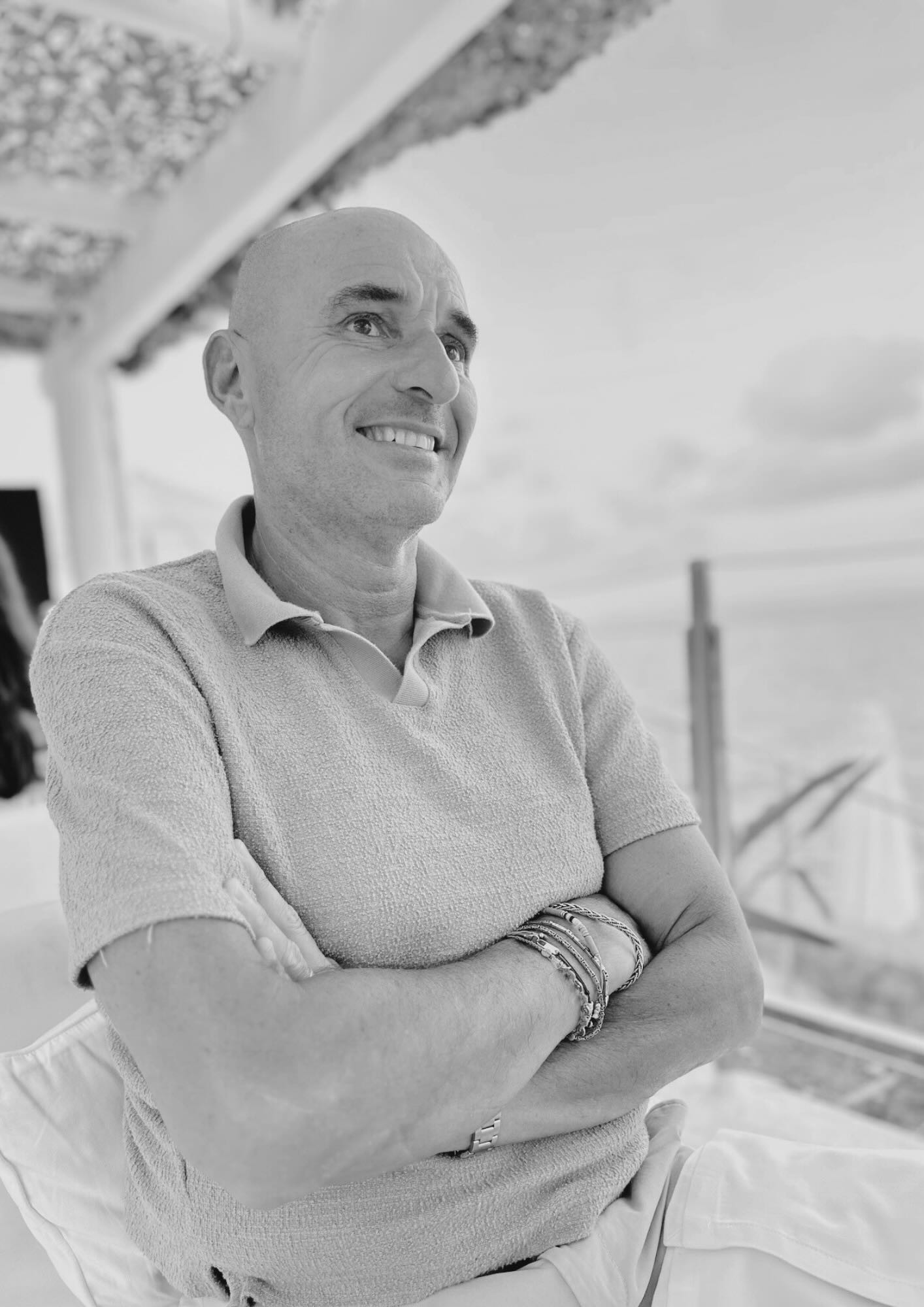 Jeff travel designer et directeur associé contrastes prise portait homme soixante ans chauve sourrirant