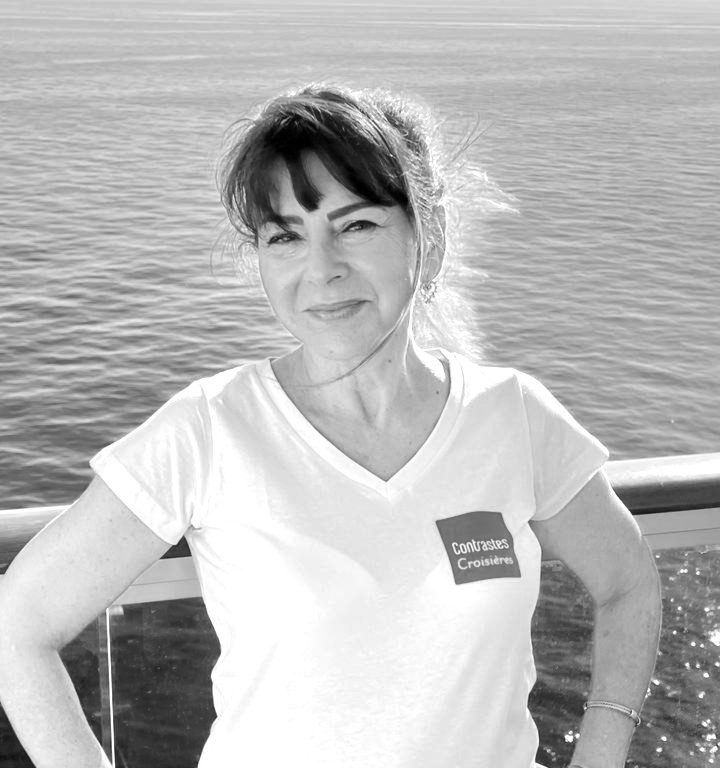 Karine travel designer contrastes prise portait femme chatain sourirante depuis bateau ocean derriere