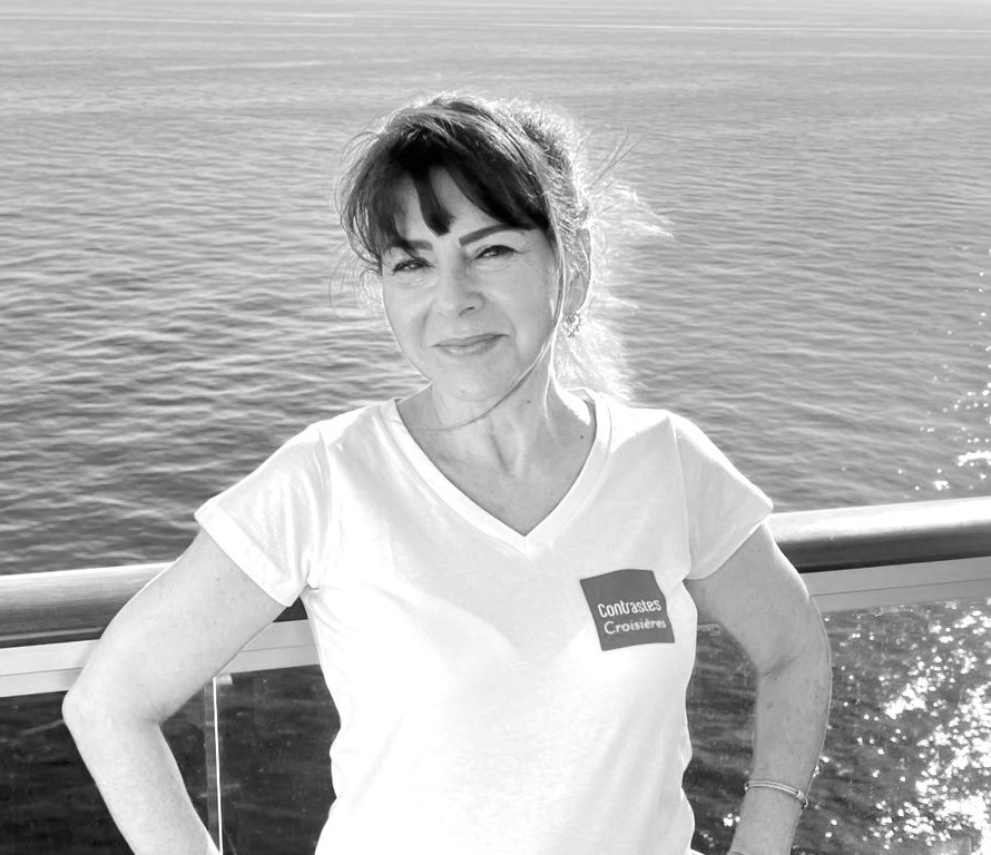 Karine travel designer contrastes prise portait femme chatain sourirante depuis bateau ocean derriere