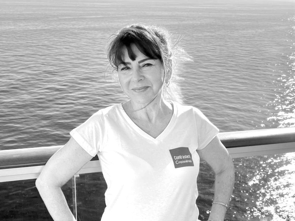 Karine travel designer contrastes prise portait femme chatain sourirante depuis bateau ocean derriere