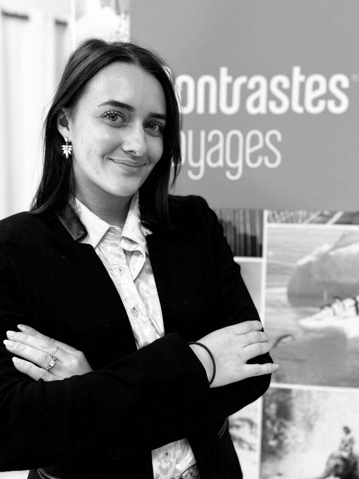 Maeva travel designer contrastes prise portait femme chatain sourirante vingtaine fond ecrit contrastes voyages