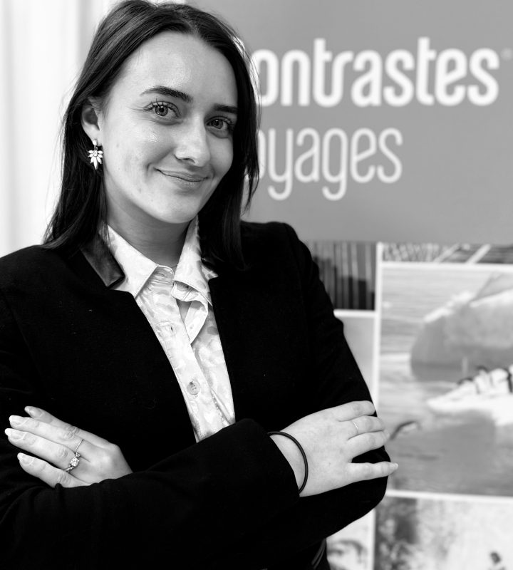 Maeva travel designer contrastes prise portait femme chatain sourirante vingtaine fond ecrit contrastes voyages