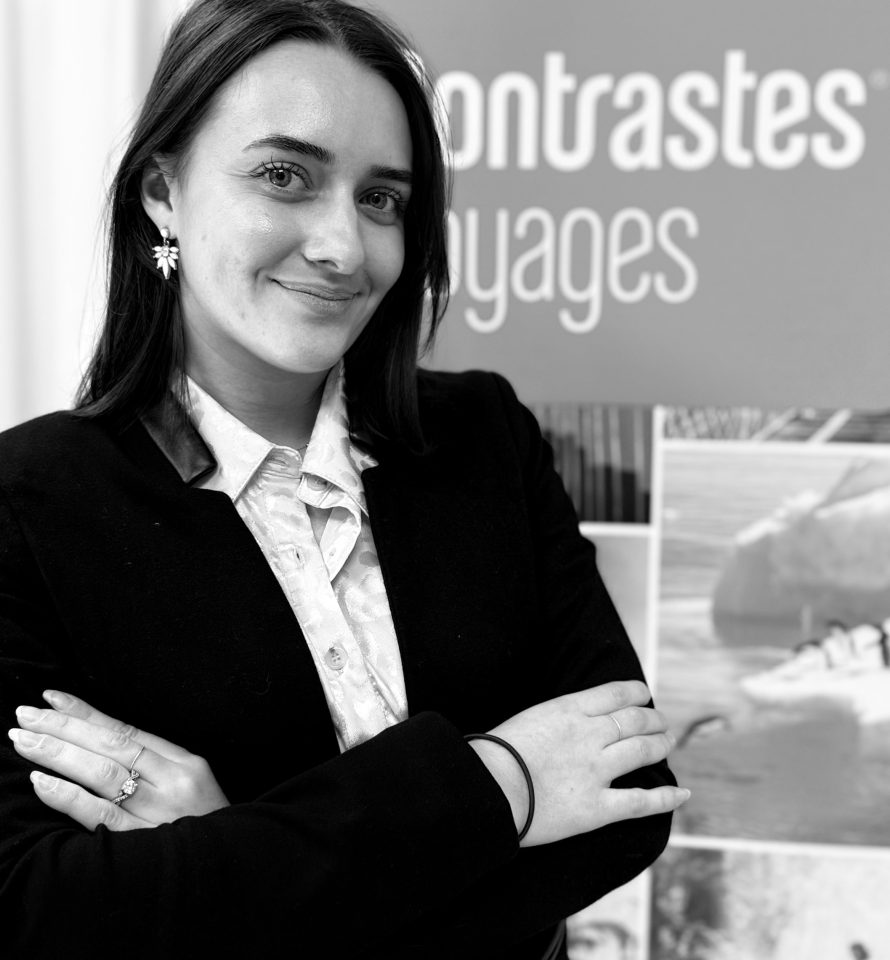 Maeva travel designer contrastes prise portait femme chatain sourirante vingtaine fond ecrit contrastes voyages
