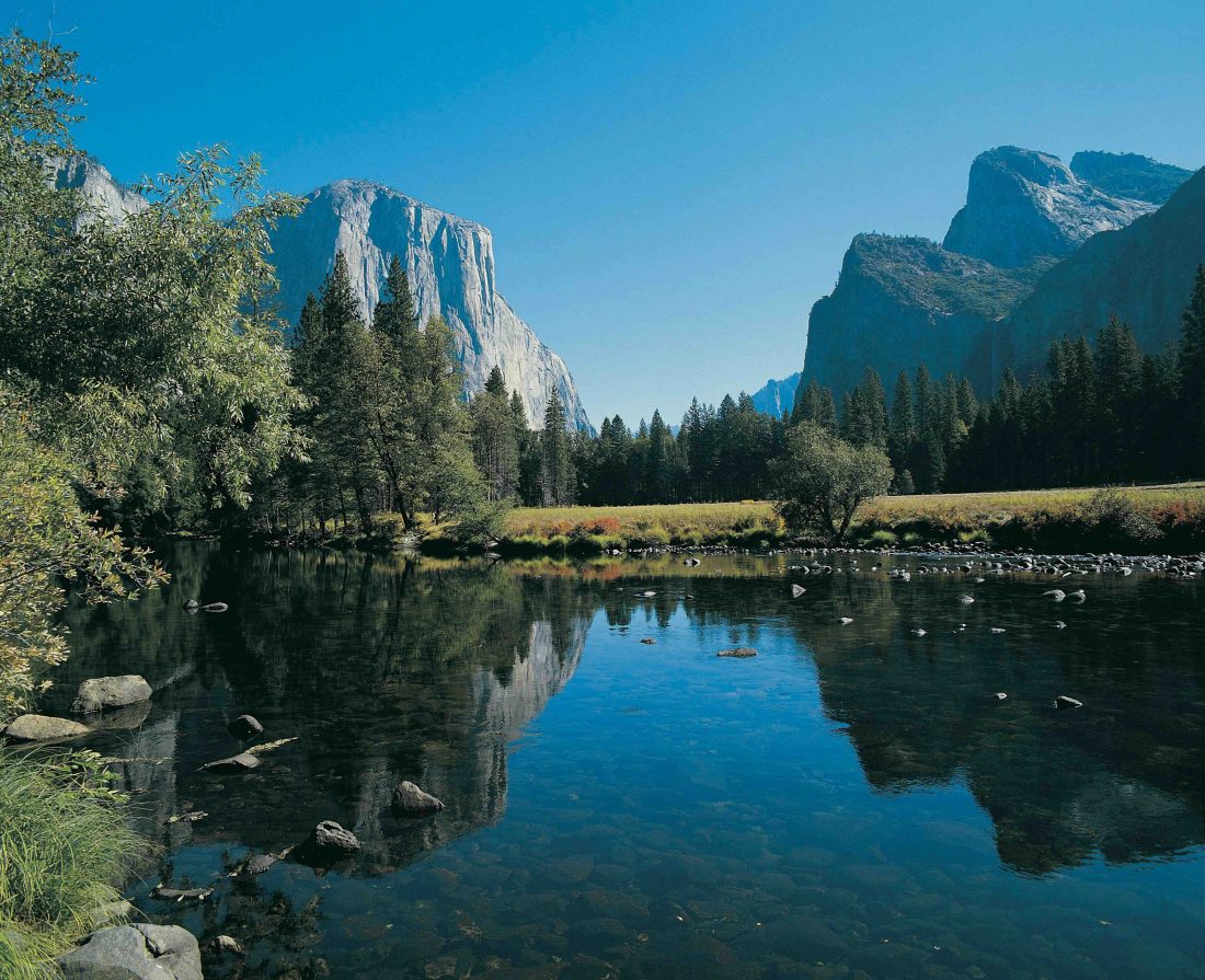 Montagen et devant lac celebre parc national yosemite USA