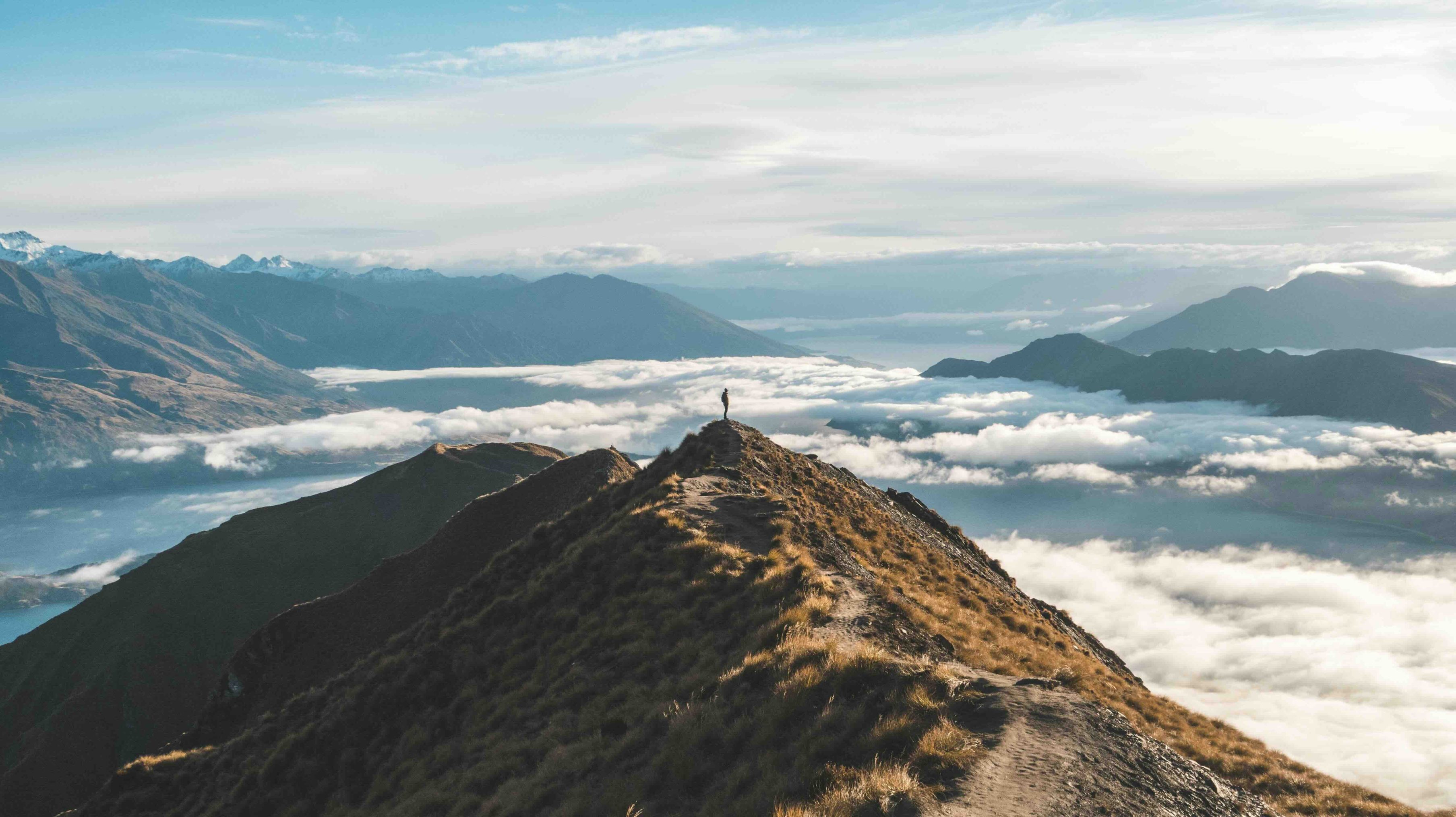 homme crête de montagne surplombe nuage Nouvelle Zelande