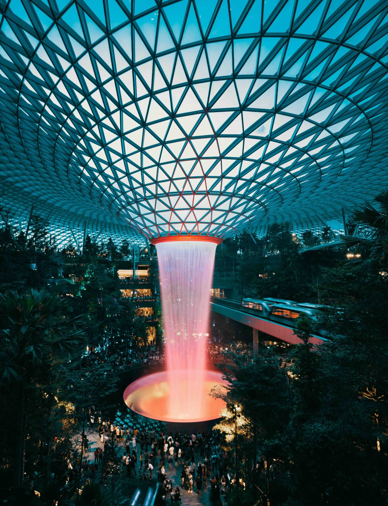 Cascade intérieure du Jewel Changi Airport à Singapour.