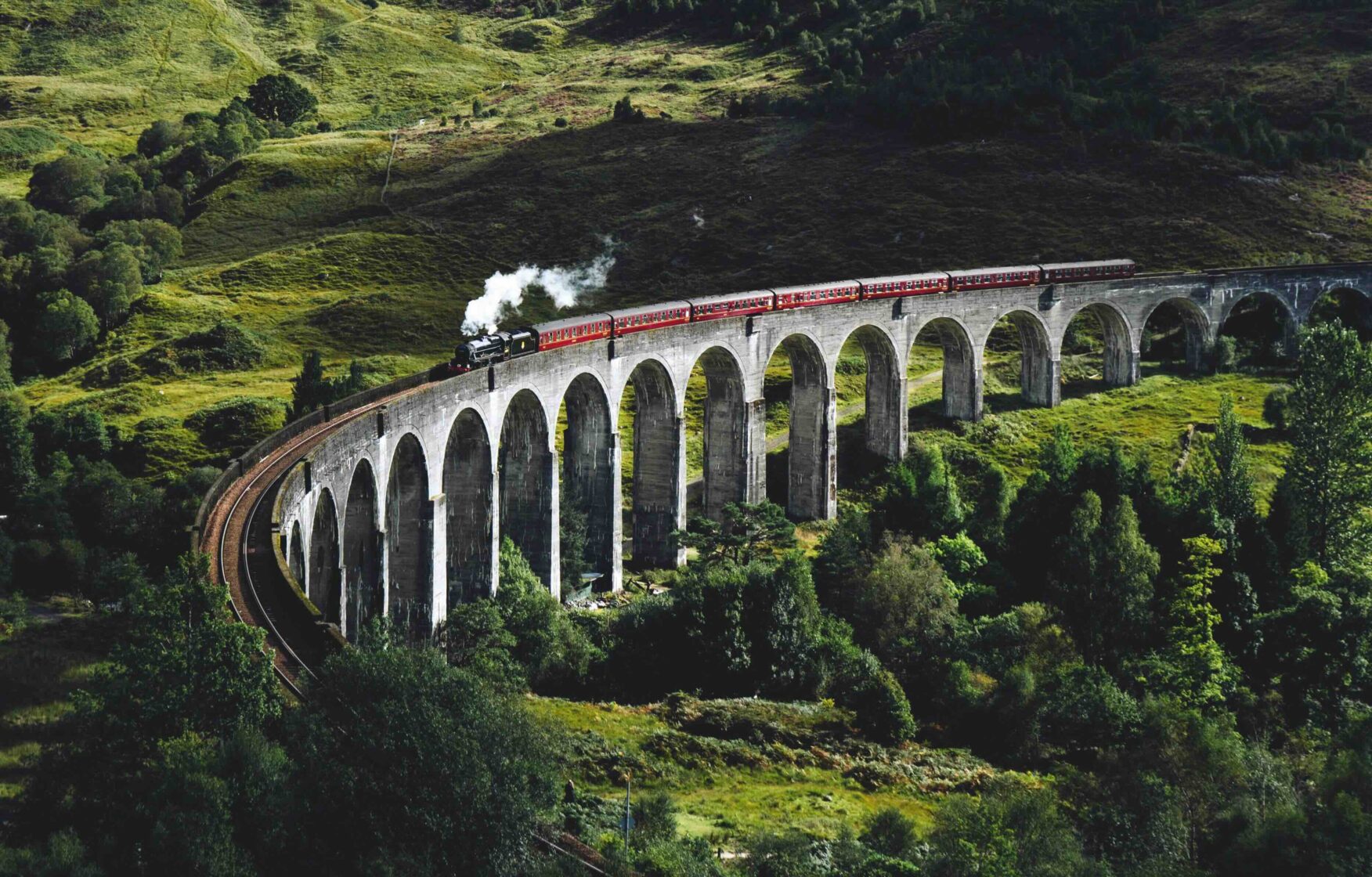 Train sur pont en Ecosse reference Harry Potter