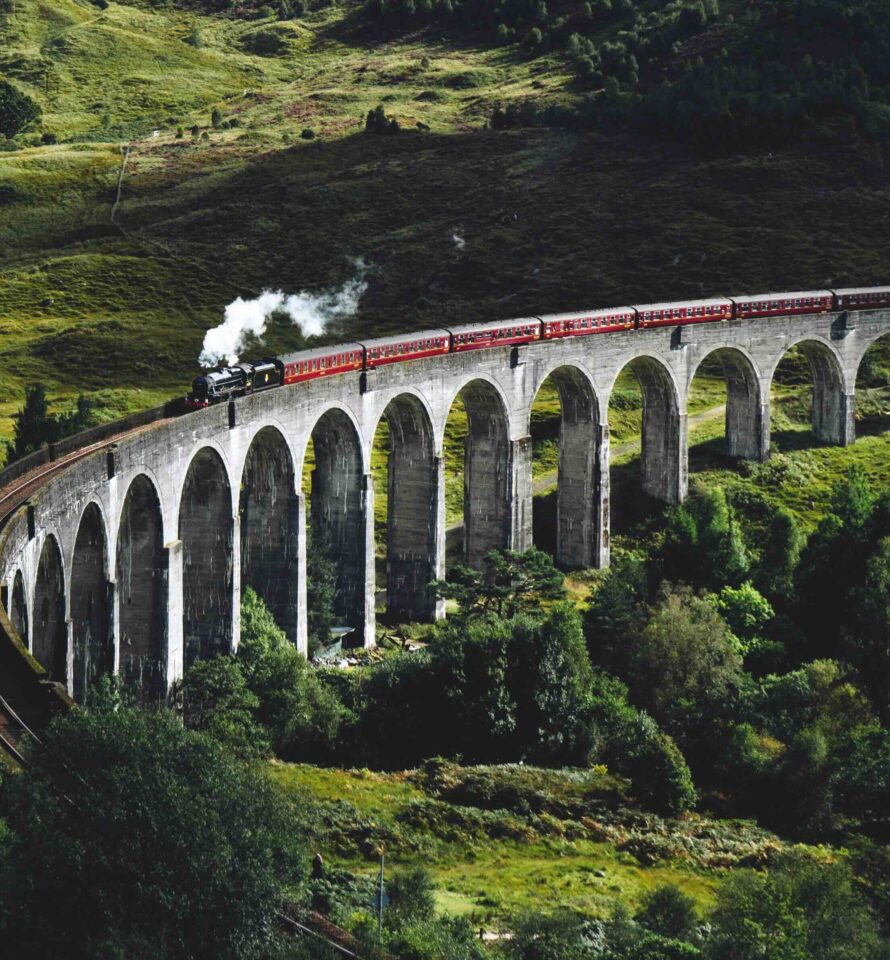 Train sur pont en Ecosse reference Harry Potter