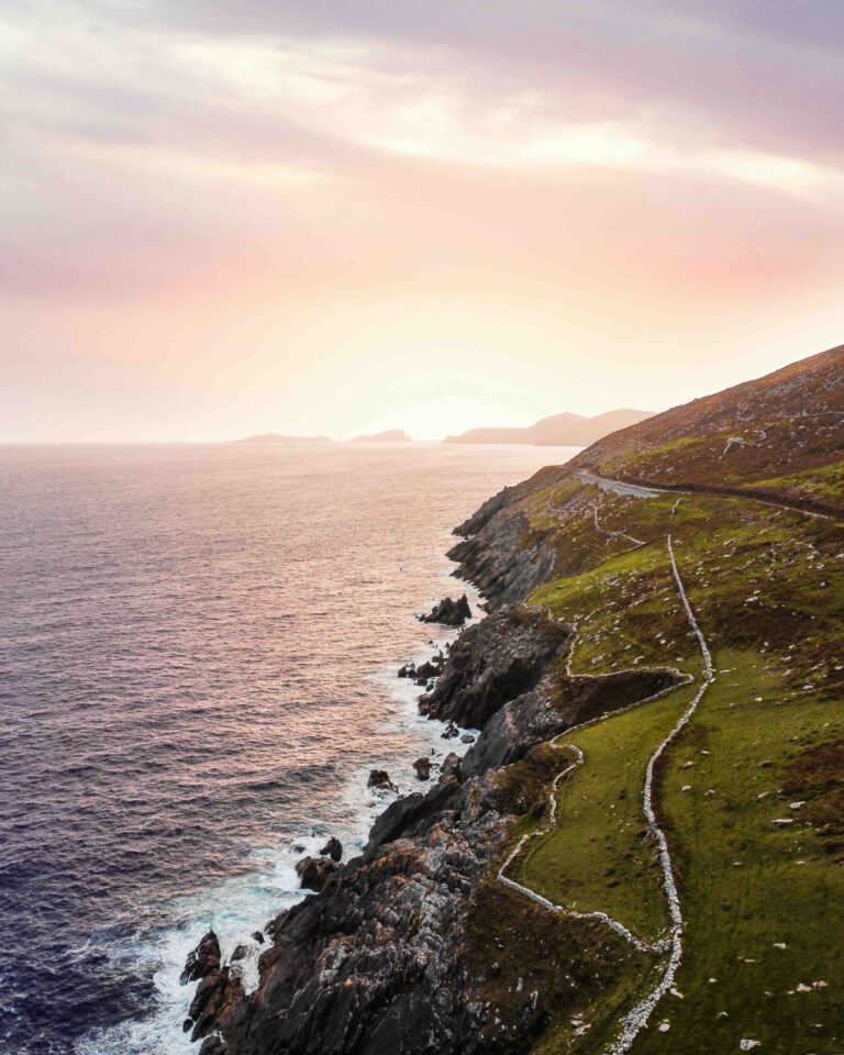 cote irlandaise route sillonne couché de soleil ocean