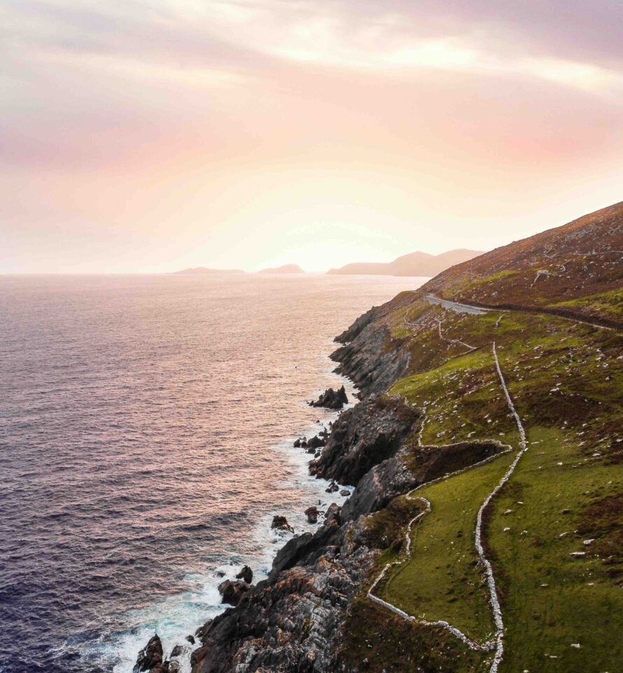 cote irlandaise route sillonne couché de soleil ocean