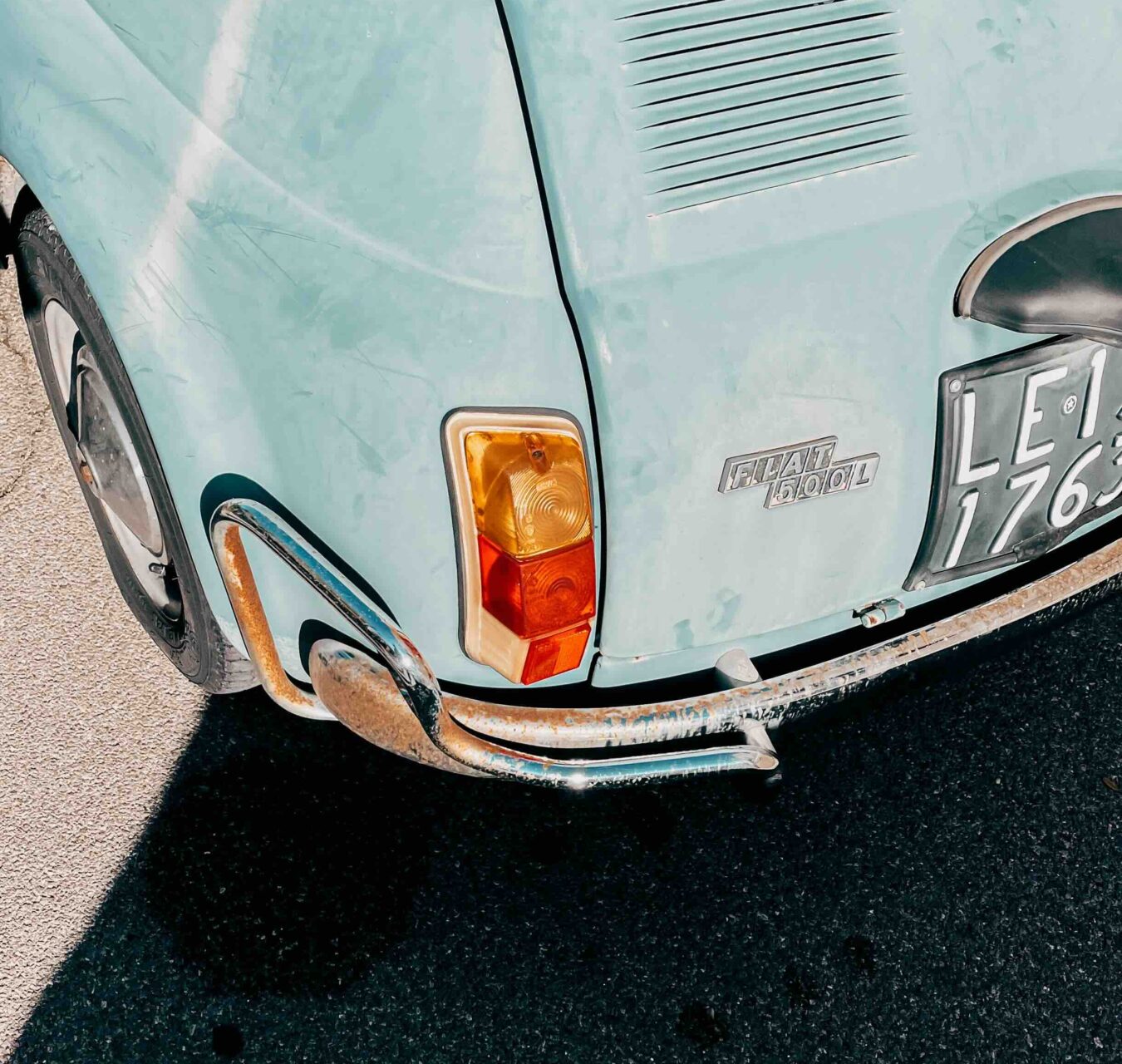 zoom phare arrière vieille voiture italienne