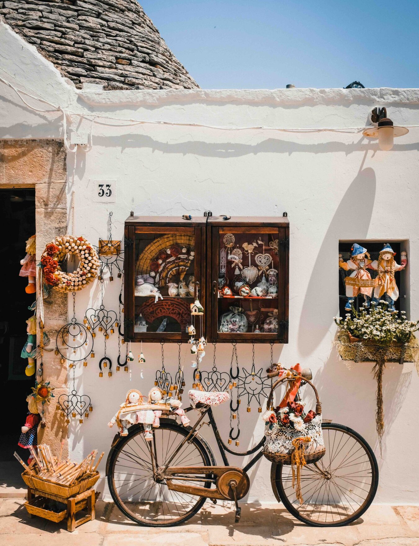 Velo contre mur blanc décoration coquillage Pouille Italie