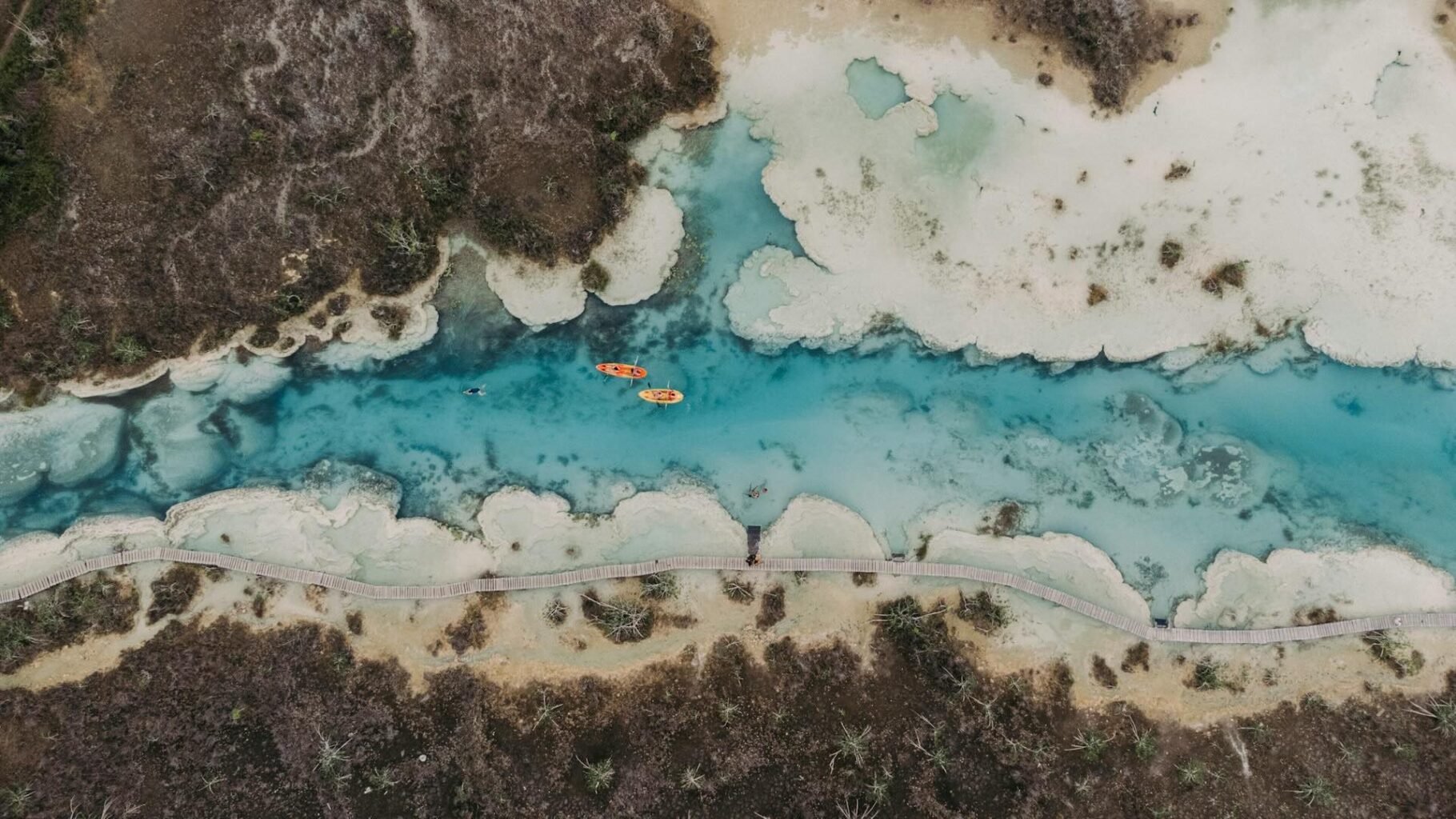 Vue aérienne kayak traverse lagune Bacalar Mexique