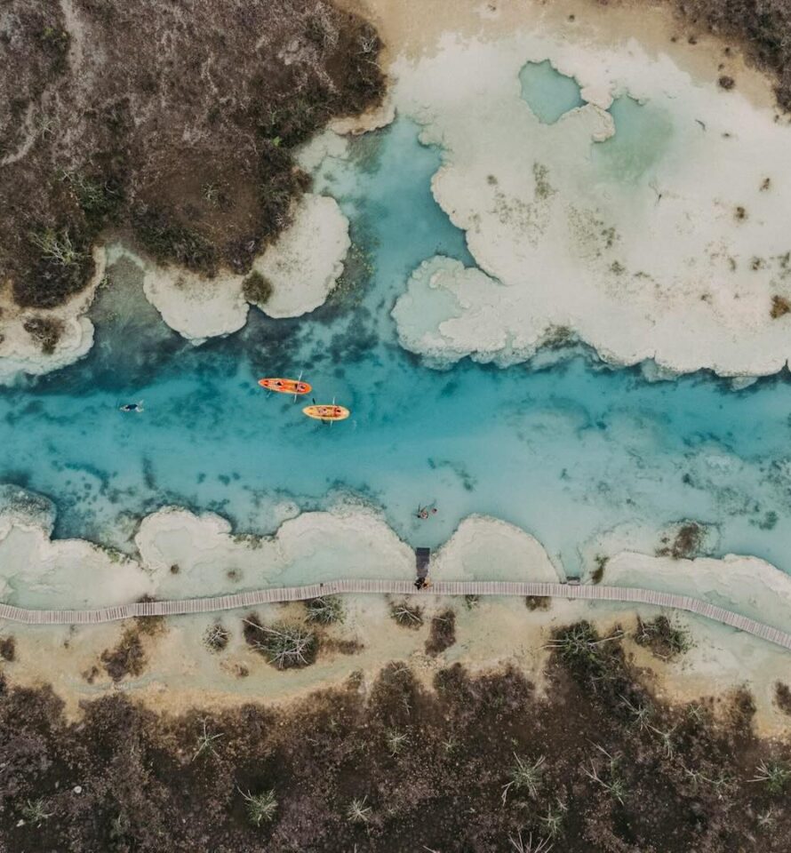 Vue aérienne kayak traverse lagune Bacalar Mexique