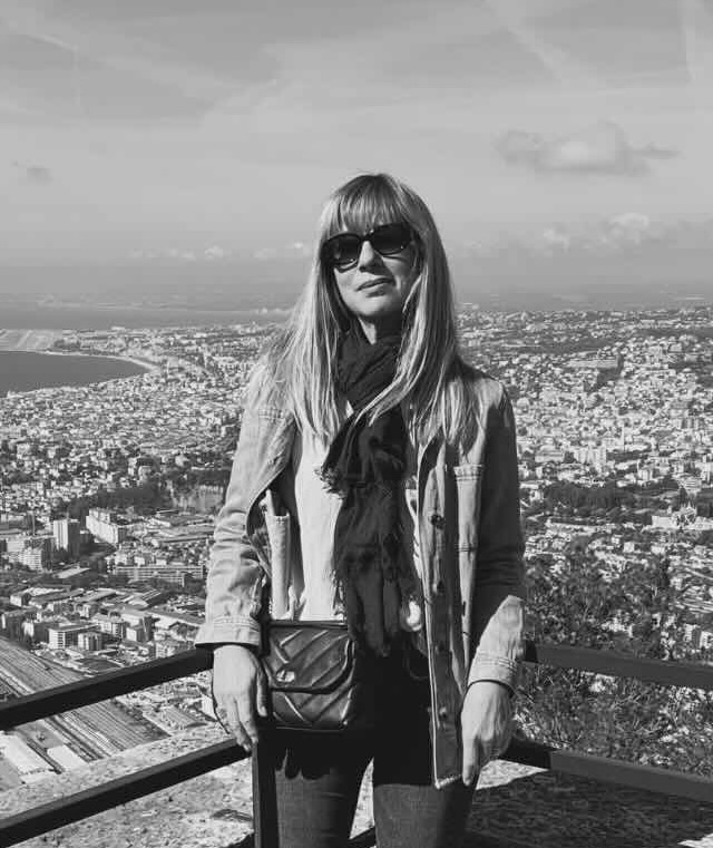 Odile travel designer contrastes prise portait femme blonde lunette de soleil vue depuis point de vue
