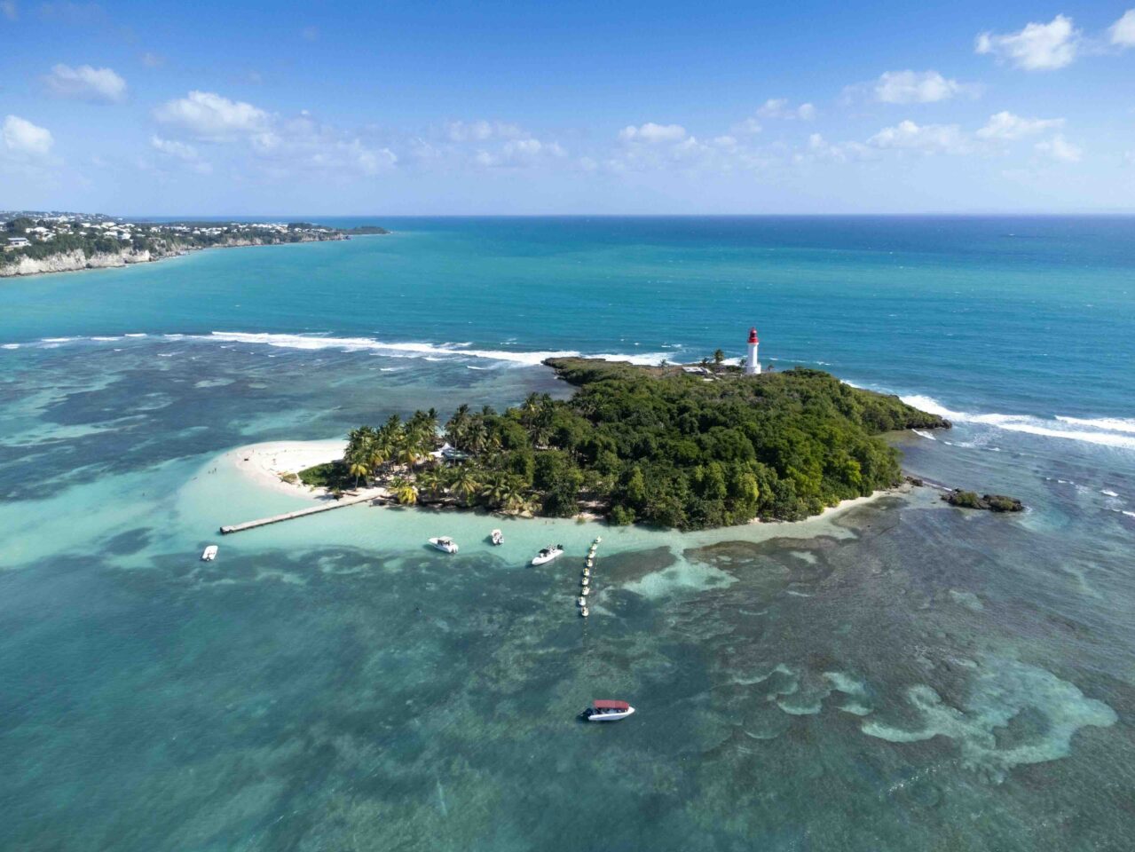 Vue aérienne de îlet Gosier et de son phare en Guadeloupe