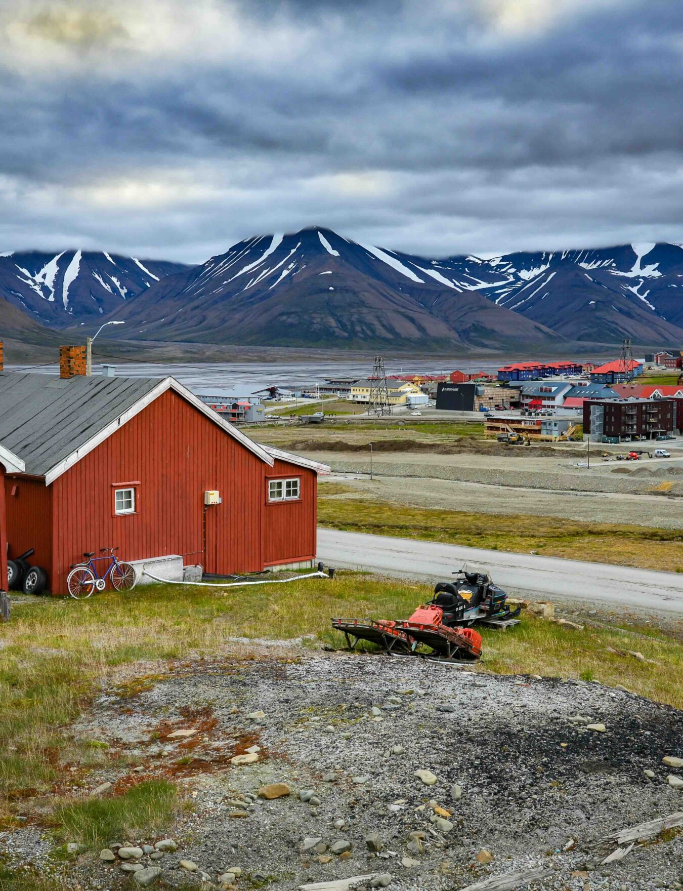 Village de Longyearbyen au Svalbard entouré de montagnes enneigées en Norvège.