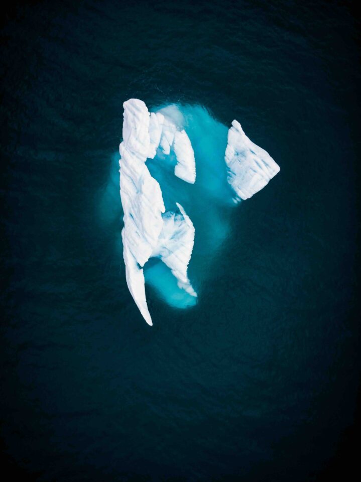 Iceberg dérivant dans les eaux polaires du Svalbard.
