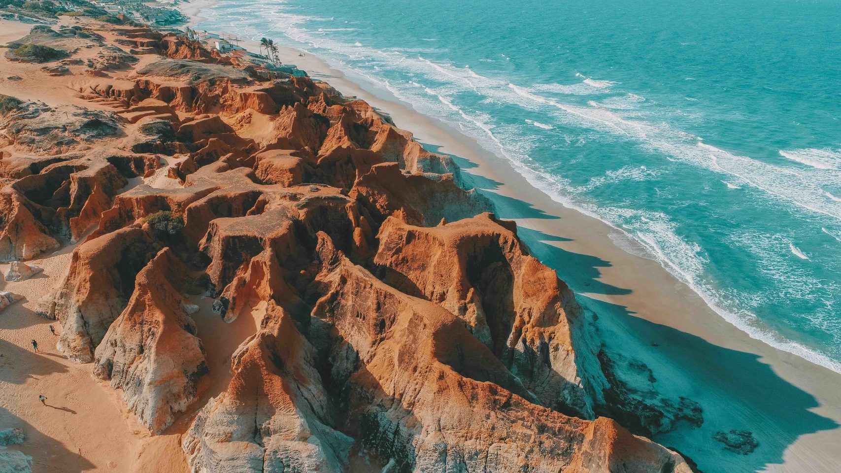 Falaises rouges de Canoa Quebrada sur la côte du Ceará au Brésil.