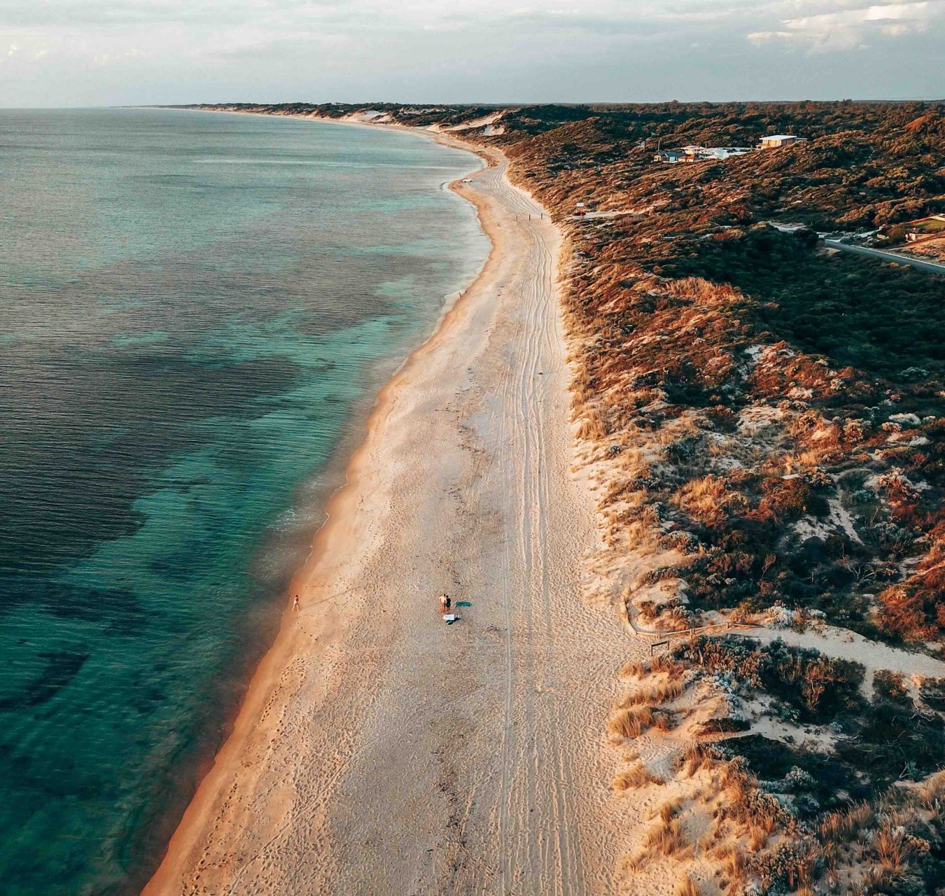 Vue aérienne d'une plage sauvage sur la côte australienne.