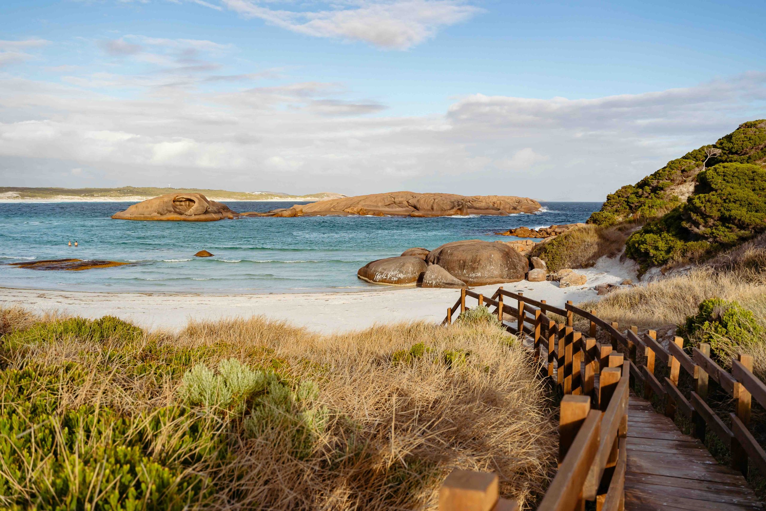 Passerelle en bois longeant le littoral australien.
