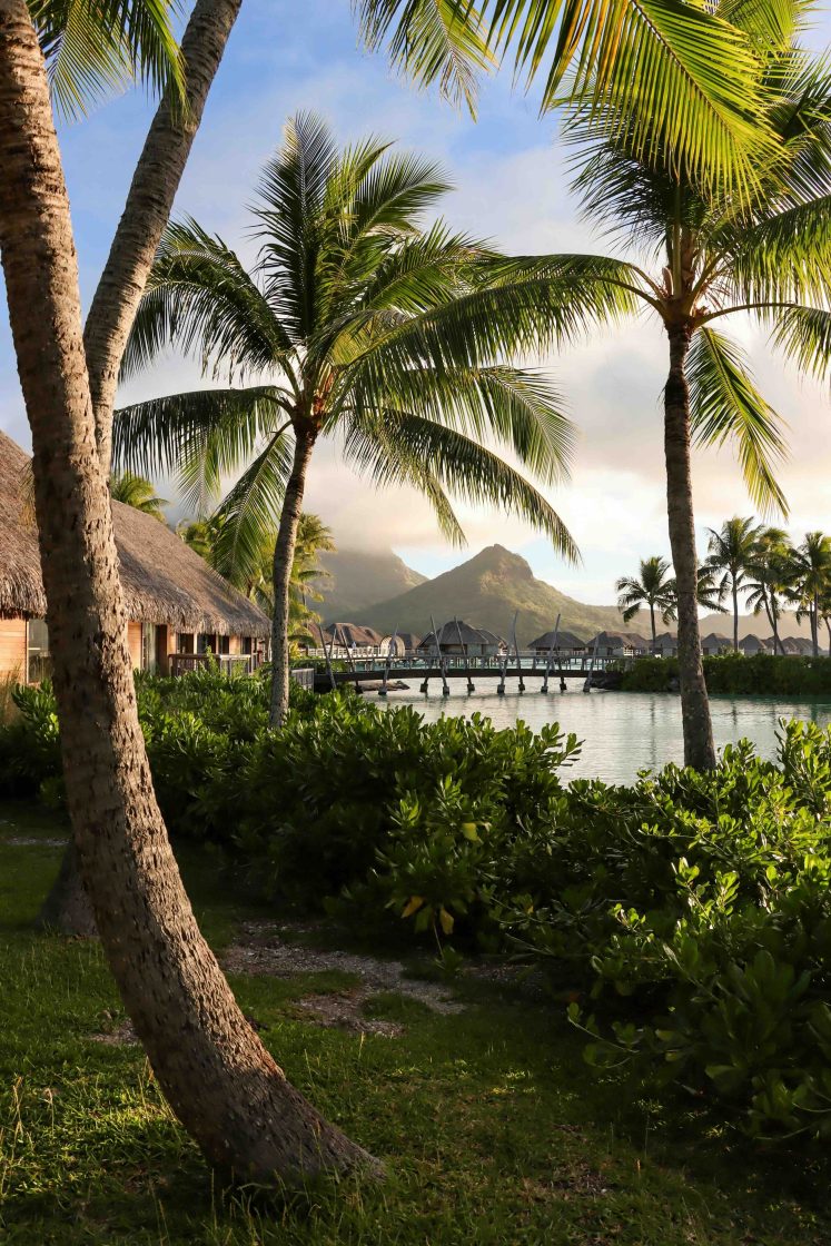 Bungalows sur pilotis et lagon turquoise à Bora Bora en Polynésie française.