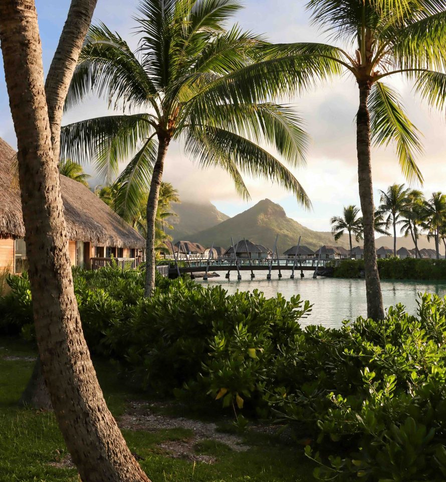 Bungalows sur pilotis et lagon turquoise à Bora Bora en Polynésie française.