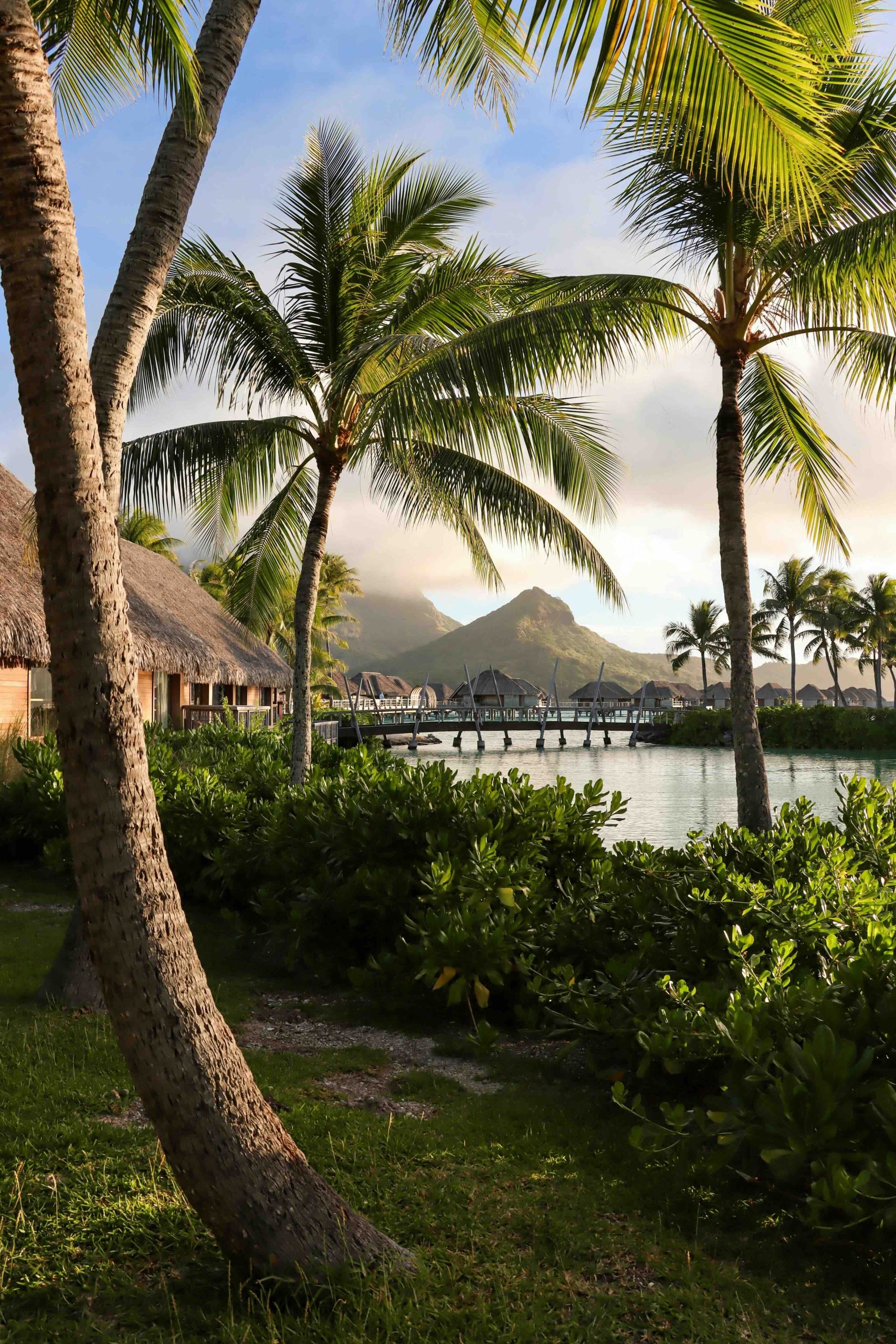 Bungalows sur pilotis et lagon turquoise à Bora Bora en Polynésie française.