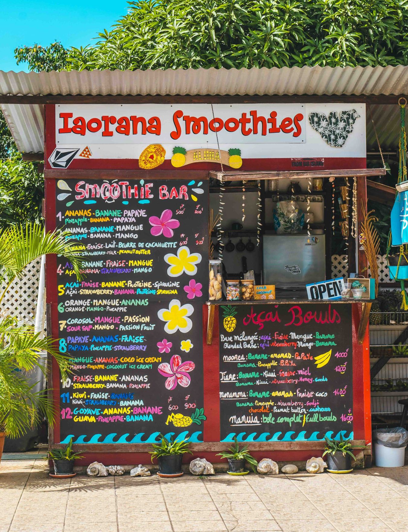 Snack local proposant smoothies et spécialités polynésiennes à Moorea.