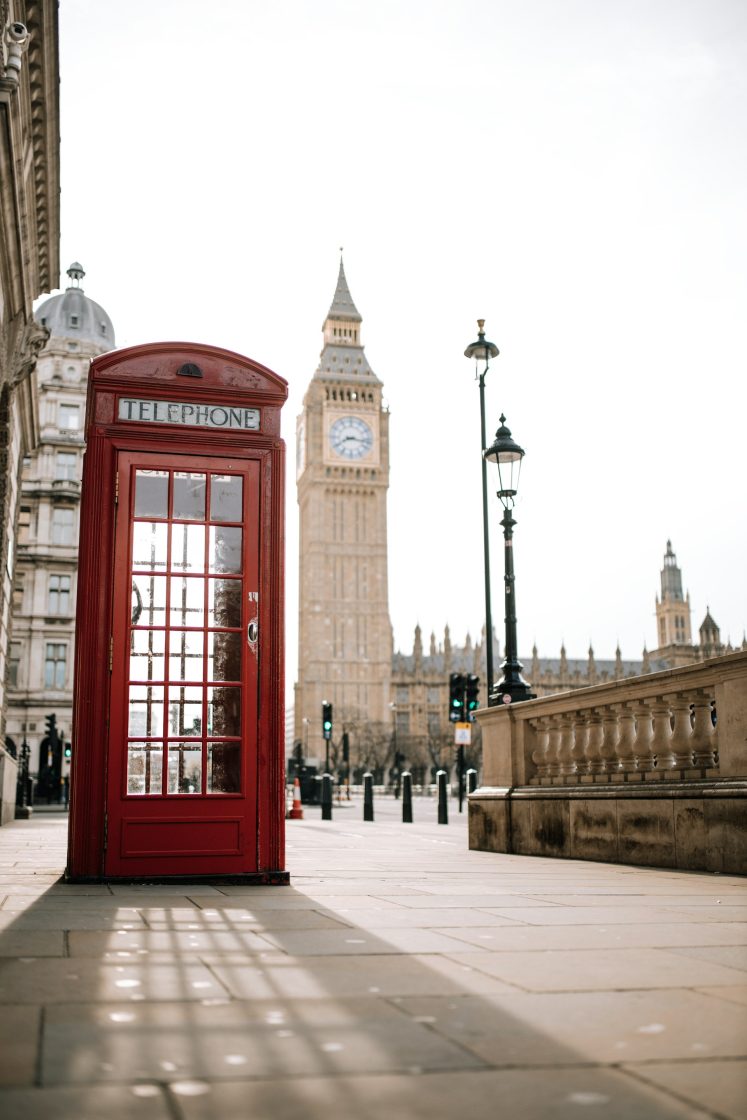 Cabine téléphonique rouge avec Big Ben en arrière-plan à Londres