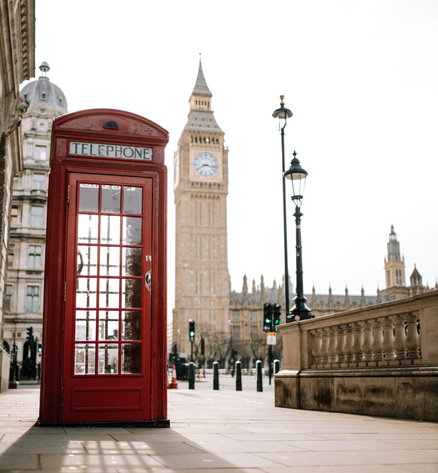 Cabine téléphonique rouge avec Big Ben en arrière-plan à Londres