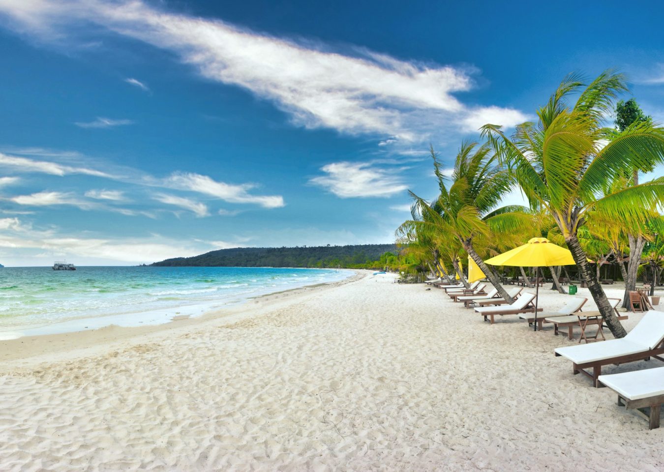 Plage tropicale de sable blanc et palmiers au Cambodge