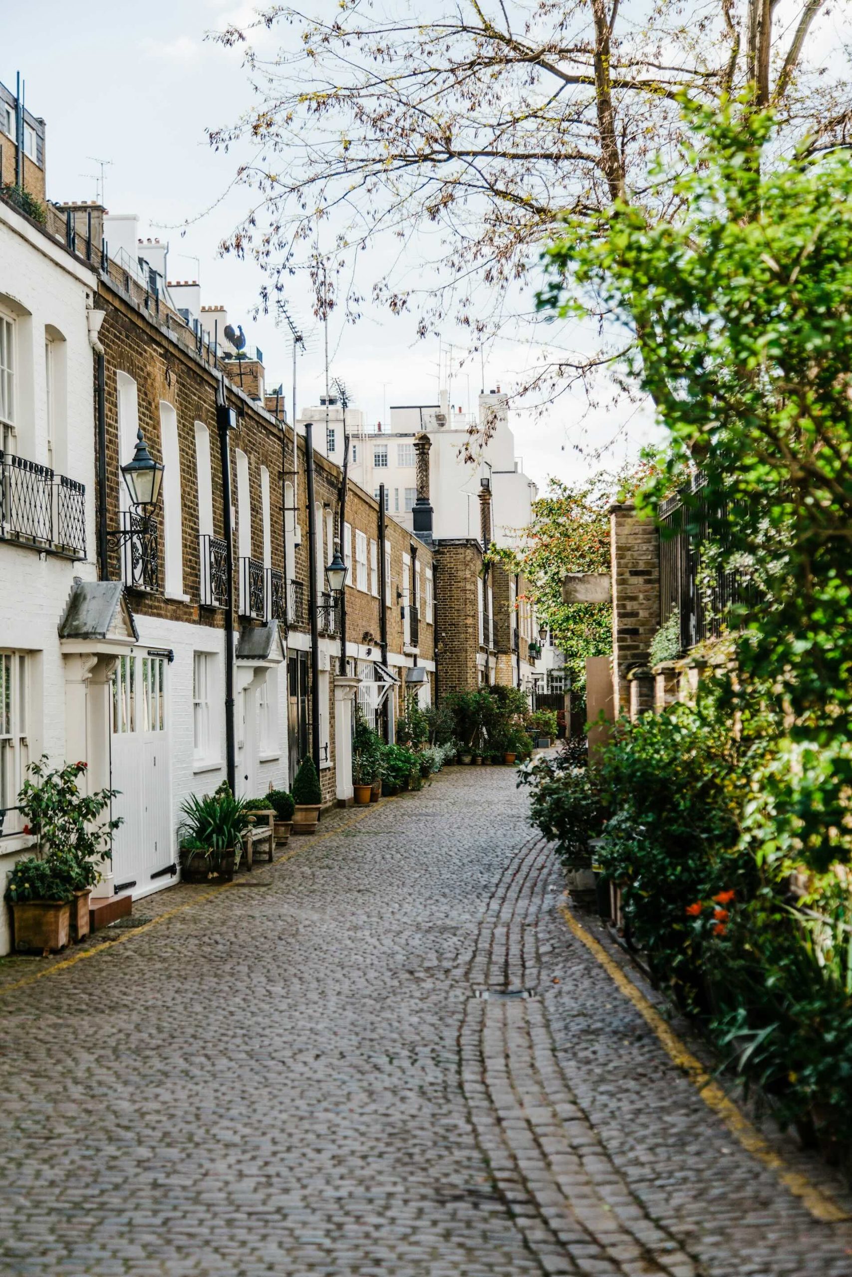 Petite rue pavée et maisons typiques dans un quartier résidentiel de Londres