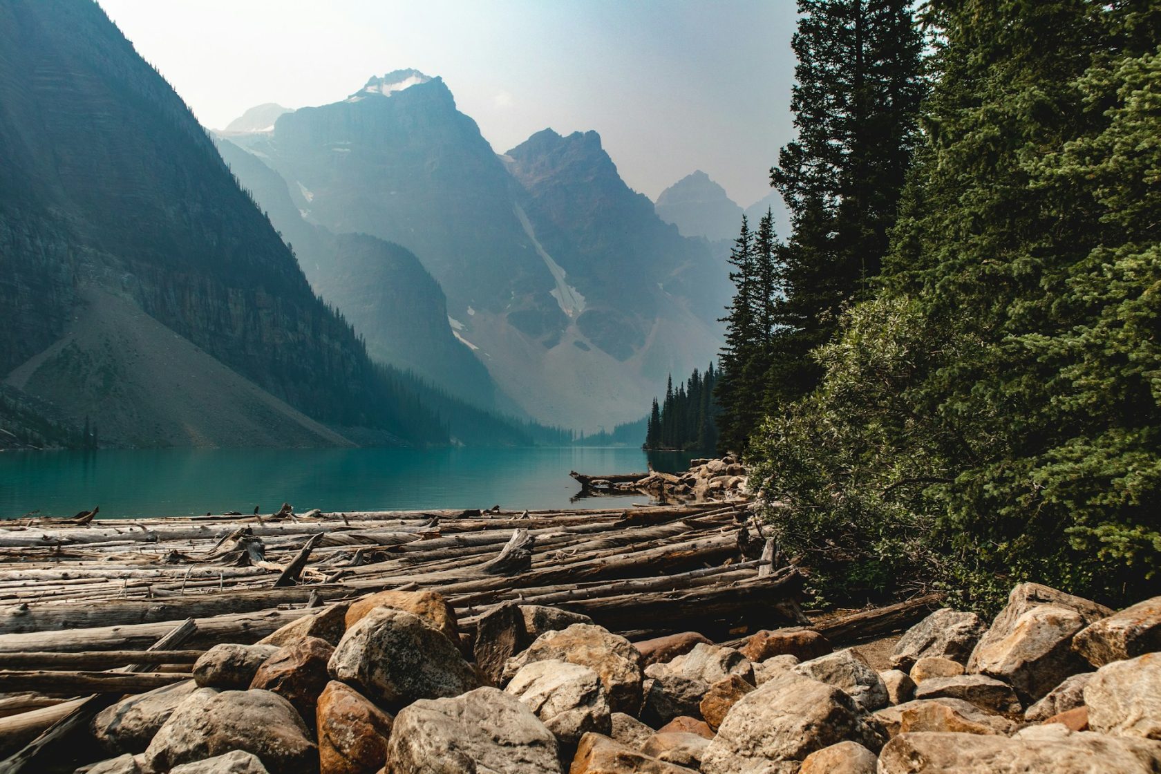 Lac de montagne aux eaux turquoise entouré de sommets dans le parc national de Banff