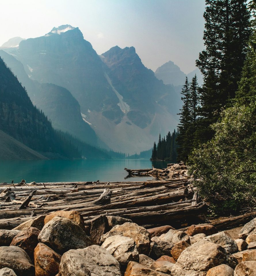 Lac de montagne aux eaux turquoise entouré de sommets dans le parc national de Banff