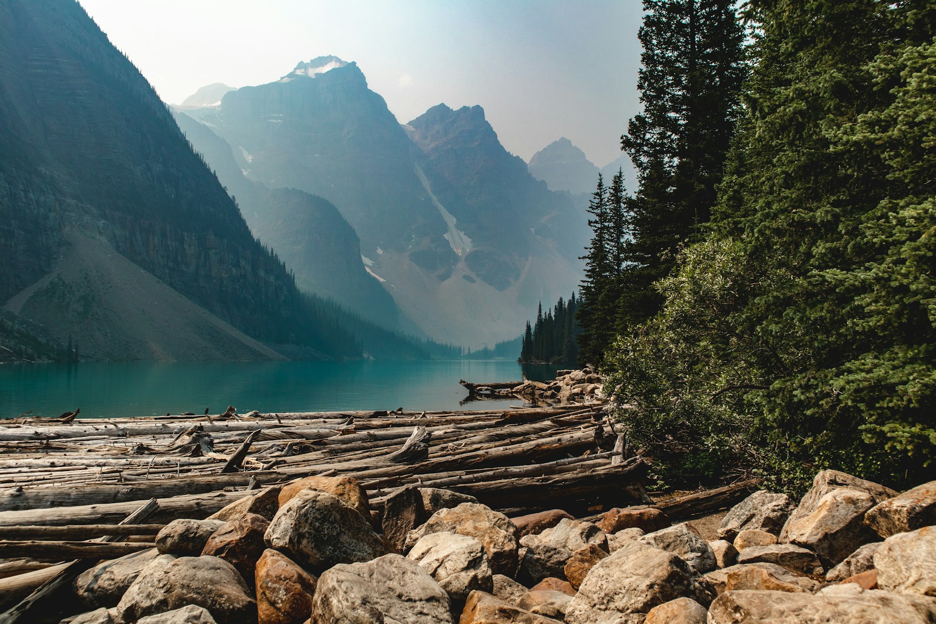 Lac de montagne aux eaux turquoise entouré de sommets dans le parc national de Banff
