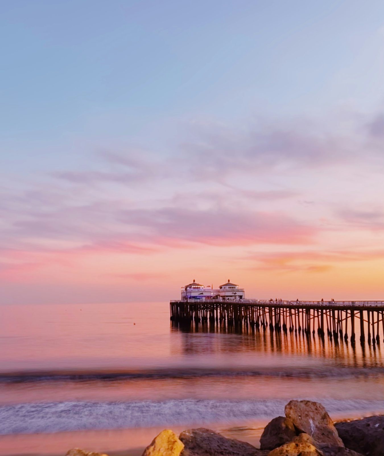 Coucher de soleil sur la jetée de Malibu près de Los Angeles