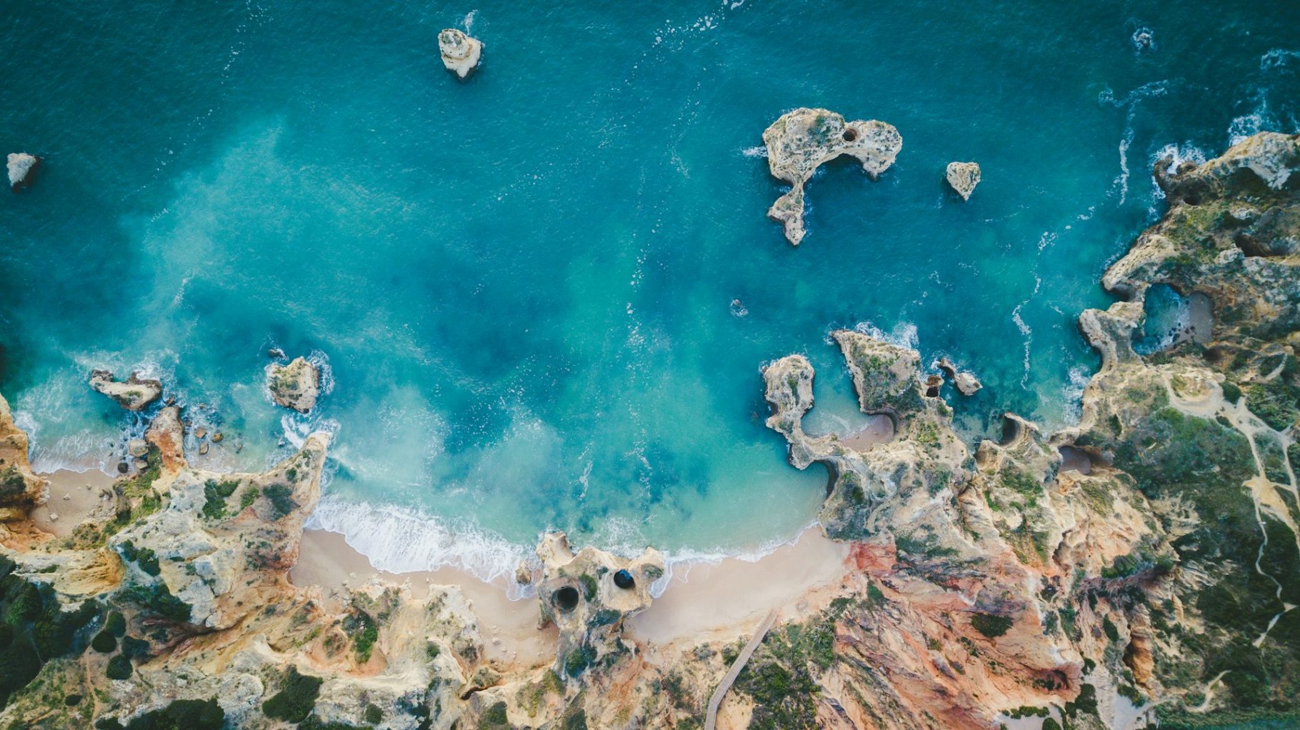 Vue aérienne des criques et falaises de l’Algarve au Portugal