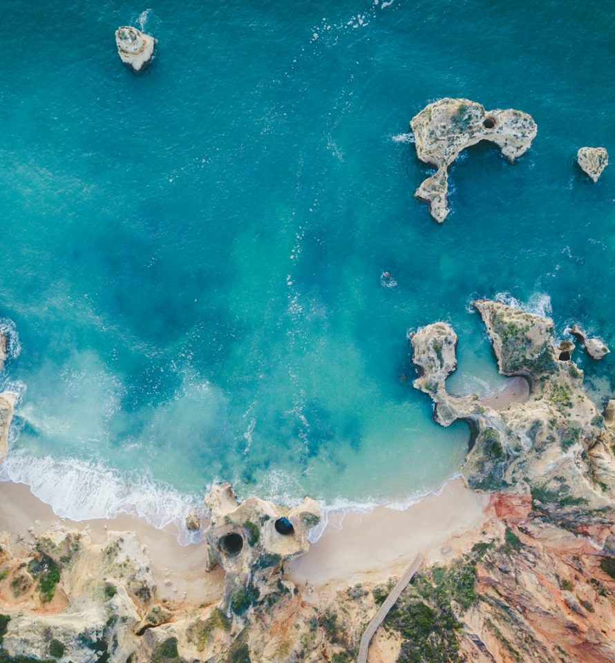 Vue aérienne des criques et falaises de l’Algarve au Portugal
