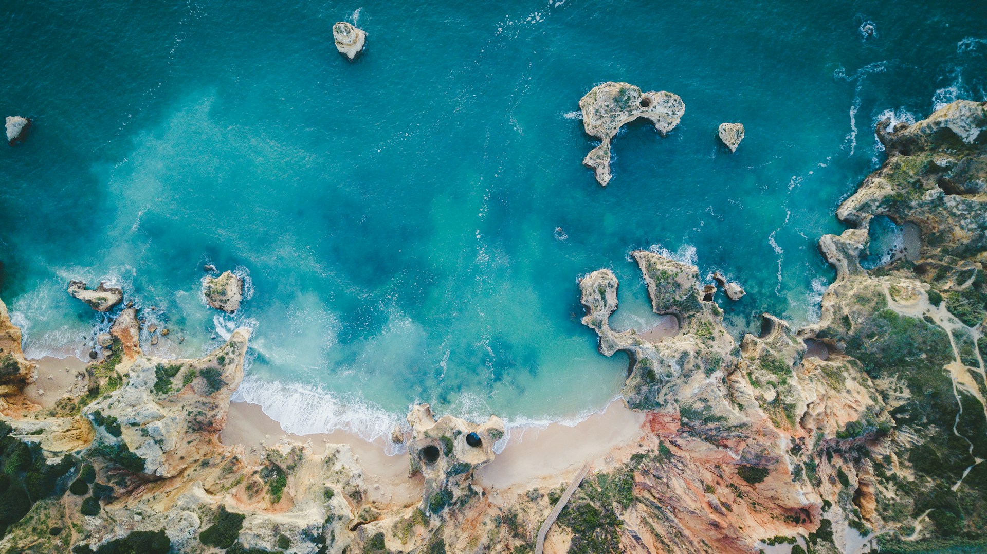 Vue aérienne des criques et falaises de l’Algarve au Portugal