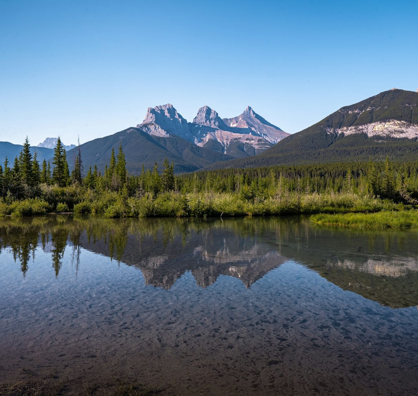Montagnes Rocheuses se reflétant dans un lac sauvage en Alberta