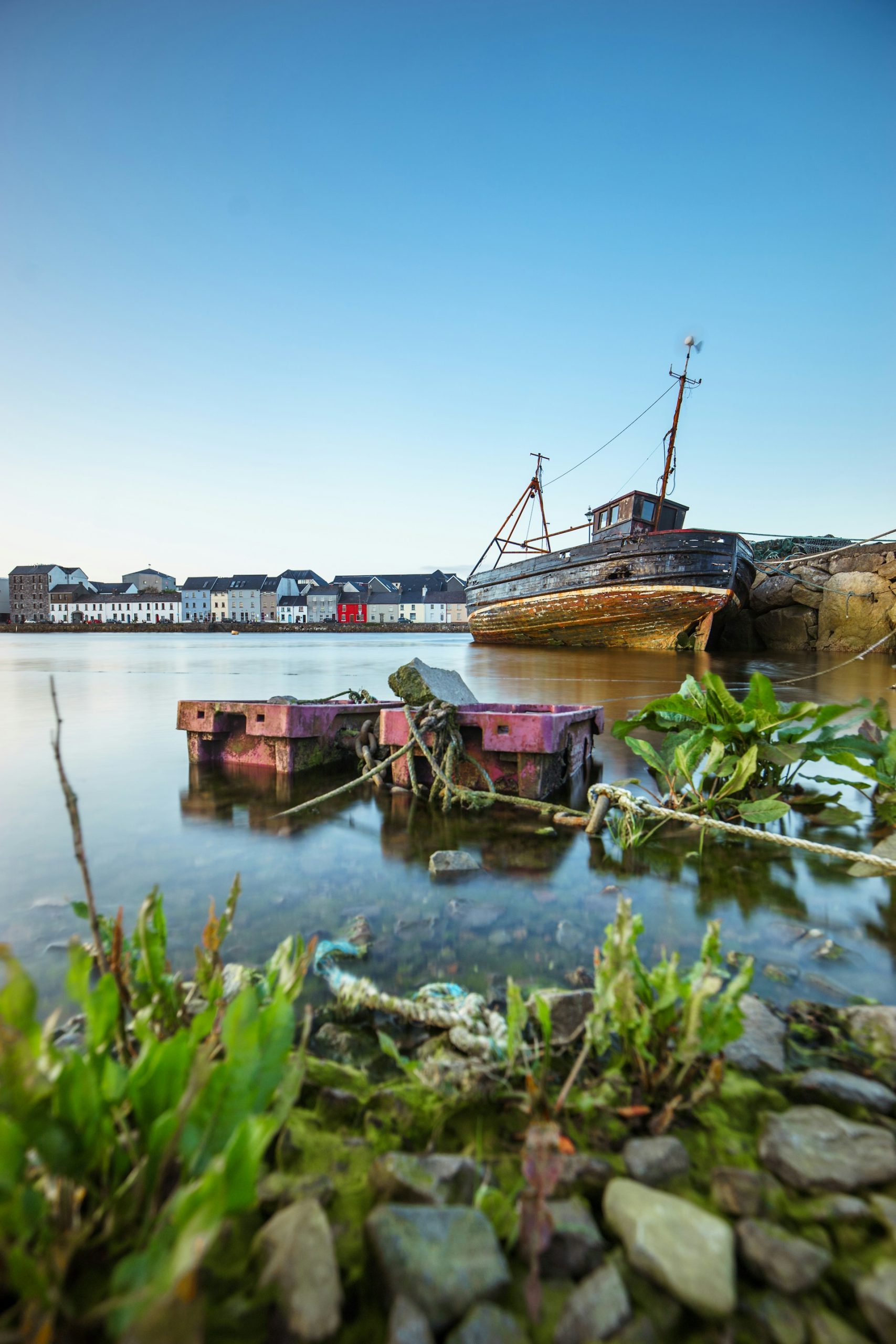 Ancien bateau de pêche dans un port traditionnel de l’ouest de l’Irlande