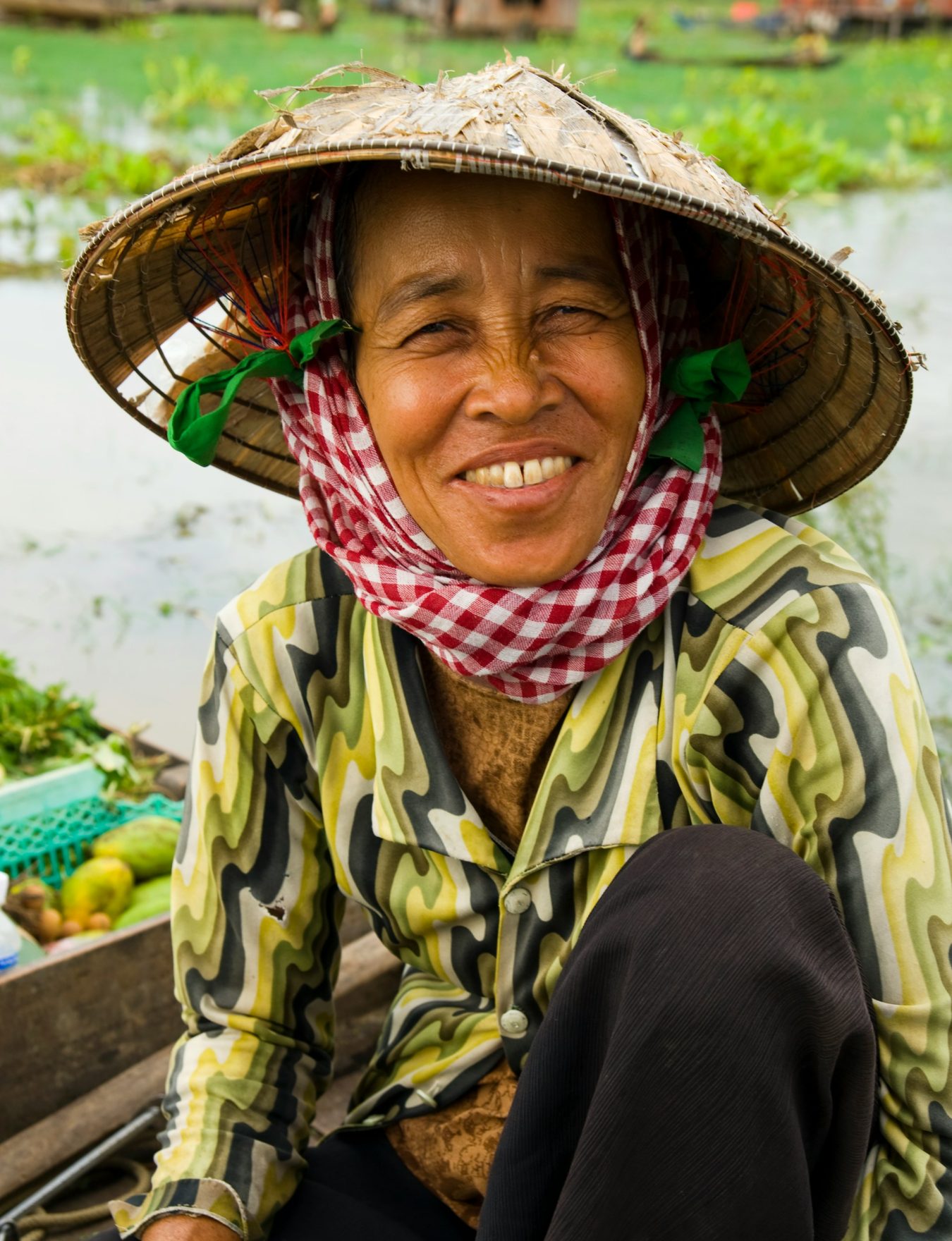 Habitante du delta du Mékong portant un chapeau traditionnel vietnamien