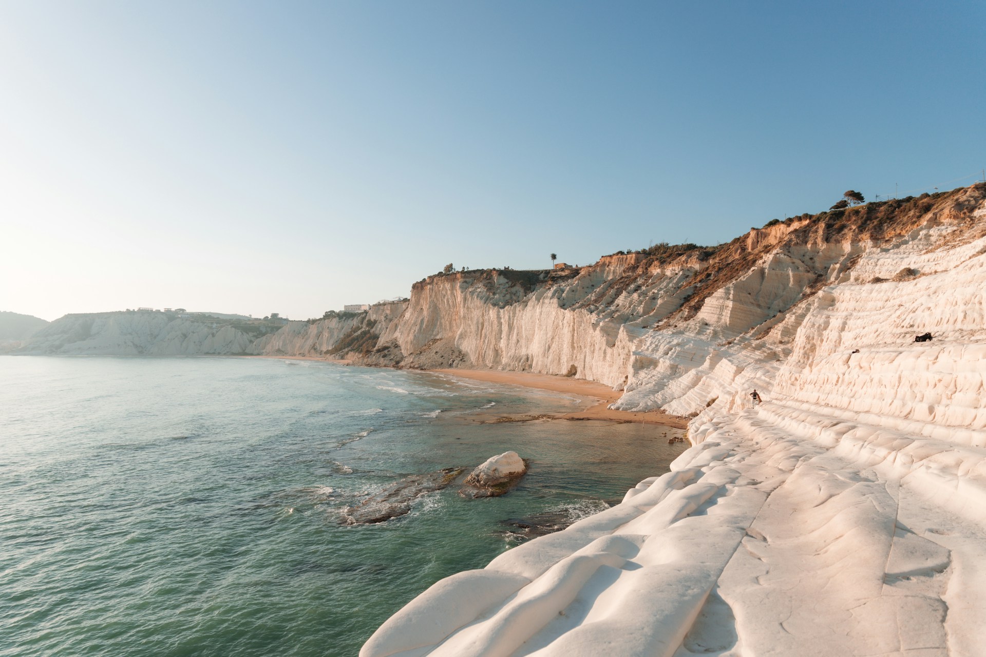 Falaises blanches plongeant dans la Méditerranée sur la côte sud de la Sicile.