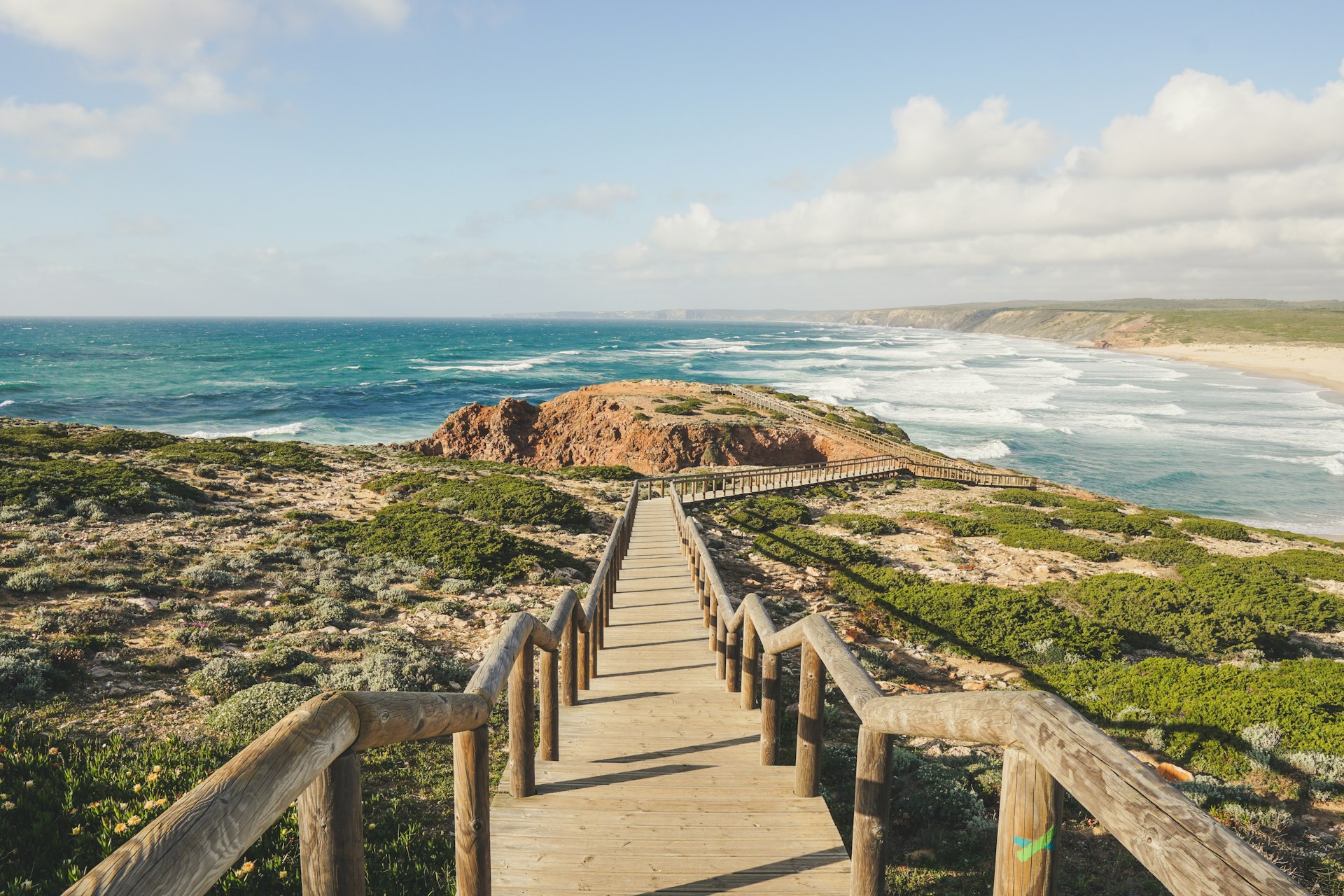 Sentier en bois longeant la côte sauvage de l’Algarve au Portugal